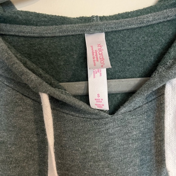 Green long sleeve with hood, kinda cropped - Picture 2 of 4